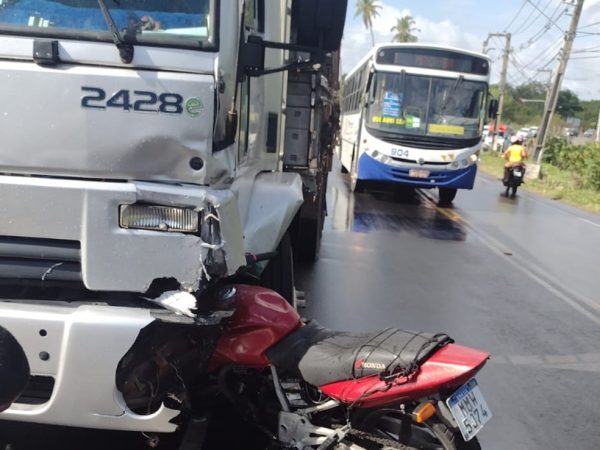 Jovem perdeu o controle da motocicleta e colidiu frontalmente com um caminhão. — Foto: CPRE
