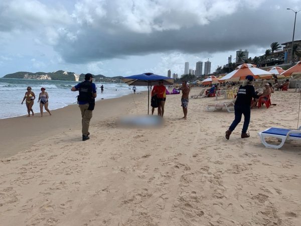 Homem morreu afogado na praia de Ponta Negra, em Natal — Foto: Anna Alyne Cunha/Inter TV Cabugi