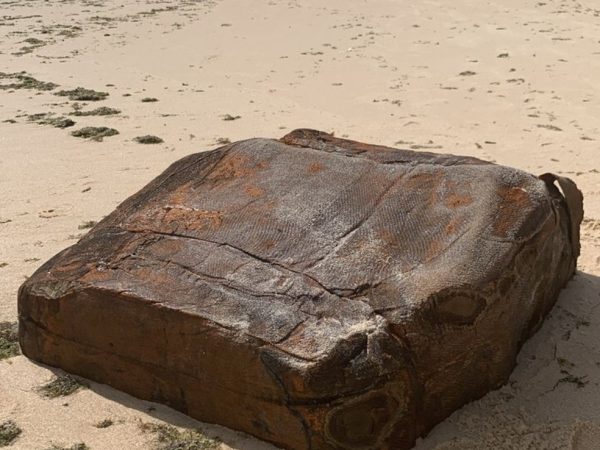 'Caixas misteriosas', como os fardos ficaram conhecidos, começaram a aparecer no litoral do Nordeste em 2018. — Foto: Ana Mércia