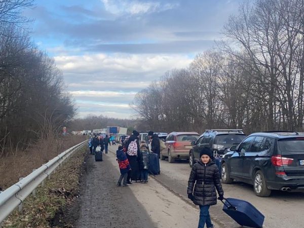 Com trânsito parado, pessoas tentam atravessar fronteira entre Ucrânia e Polônia a pé — Foto: Edson Fernando/Arquivo pessoal