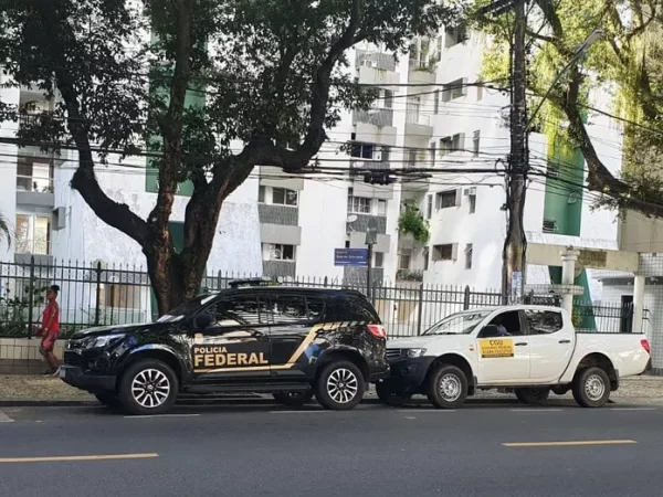 Veículos da Polícia Federal e da CGU no Corredor da Vitória, em Salvador — Foto: Phael Fernandes/TV Bahia