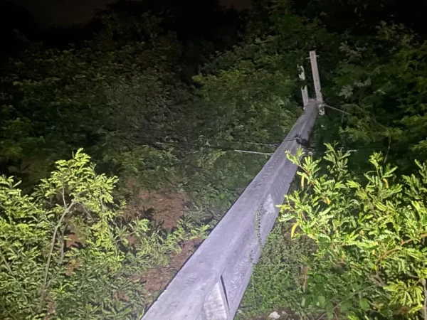 Policiais encontraram poste caído na zona rural de Areia Branca e acreditam que equipamento foi derrubado por bandidos para facilitar furto de fios. — Foto: PM/Cedida