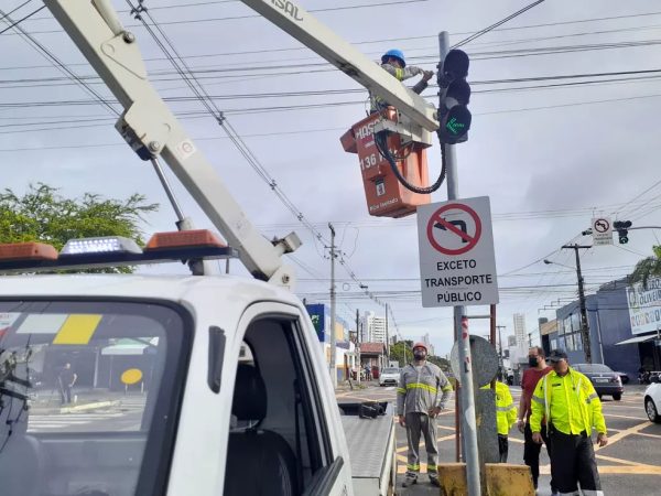 Semáforo foi trocado nesta segunda-feira (20) no cruzamento das avenidas do Nevaldo Rocha e São José — Foto: Julianne Barreto/Inter TV Cabugi