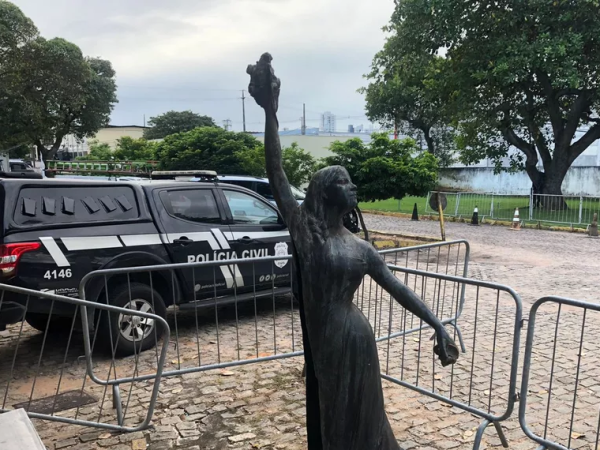 Estátua foi tirada da praça de Pedro Velho, em Natal. — Foto: Vinícius Marinho/Inter TV Cabugi