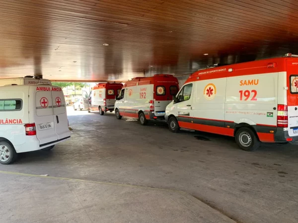 Ambulâncias do Samu na entrada do pronto-socorro Clóvis Sarinho, no Hospital Walfredo Gurgel, em Natal — Foto: Gustavo Brendo/Inter TV Cabugi