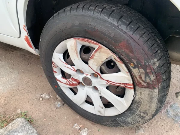 Carro ficou com marcas de sangue dos criminosos — Foto: Gustavo Brendo/Inter TV Cabugi