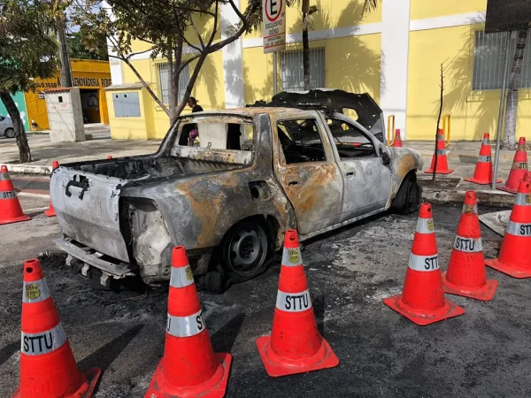 Viatura da STTU incendiada na frente do prédio da secretaria em Natal — Foto: Vinícius Marinho/Inter TV Cabugi