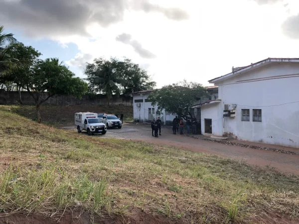 Guardas municipais e agentes do Itep na Policlínica Potengi, onde corpo decapitado foi encontrado na manhã desta sexta (14) — Foto: Vinícius Marinho/Inter TV Cabugi