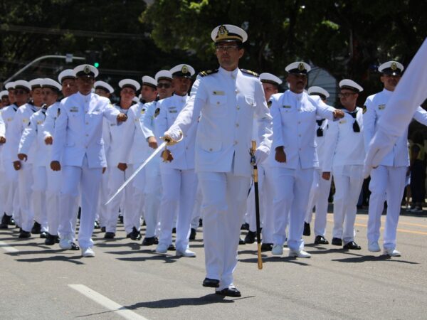Turma formada de oficiais temporários — Foto: Marinheiro Ivanilson / Marinha do Brasil/ Arquivo