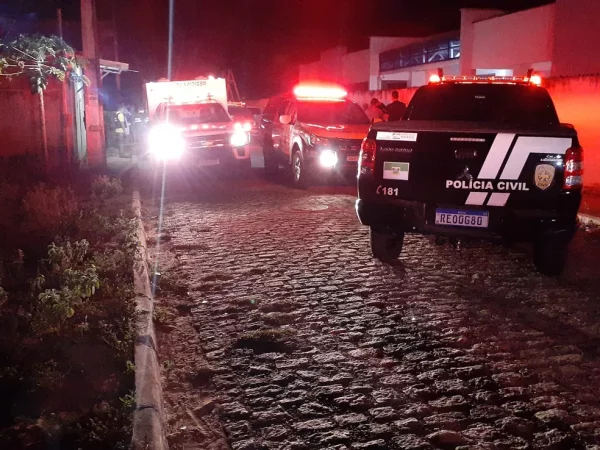 Viaturas em rua do loteamento Nordelândia, no bairro Lagoa Azul, em Natal. — Foto: Sérgio Henrique Santos/Inter TV Cabugi