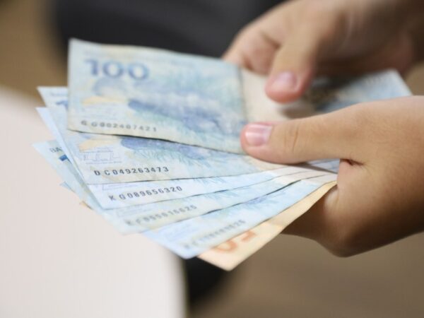 Dinheiro; pagamento de salário no Rio Grande do Norte — Foto: Sandro Menezes