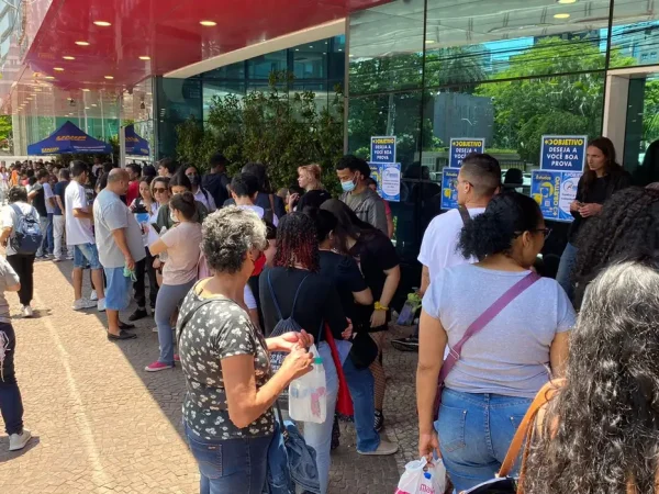 Estudantes se concentram em local de prova do Enem 2022 na zona Sul de São Paulo