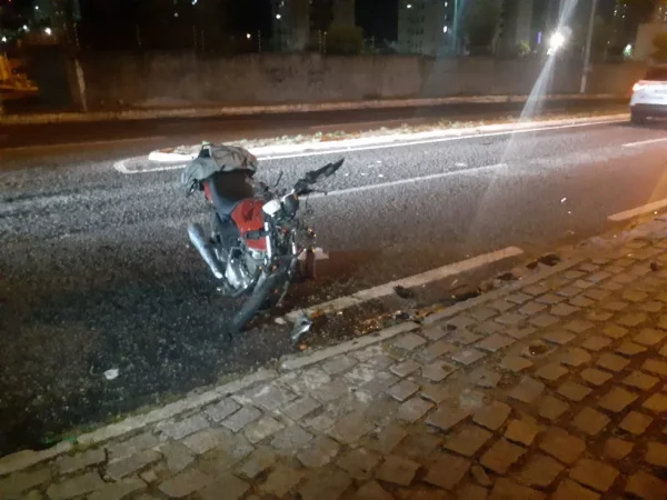 Motocicleta ficou bem danificada após se envolver em acidente — Foto: Cedida