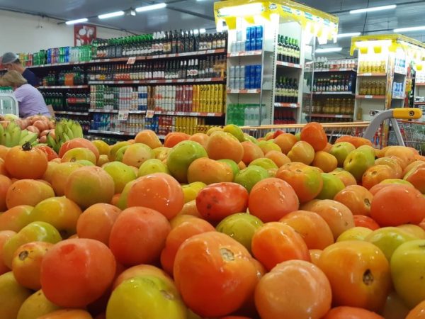 Tomate teve alta de 4,91% em abril e acumula avanço de 92,66% no ano, segundo levantamento do Dieese — Foto: Sérgio Henrique Santos/Inter TV Cabugi
