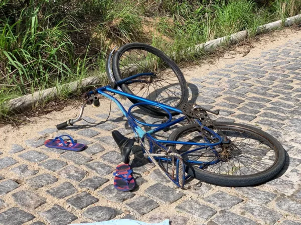 Bicicleta encontrada ao lado de corpo de homem, na manhã desta segunda-feira (27) em Macaíba, na Grande Natal. — Foto: Gustavo Brendo/Inter TV Cabugi
