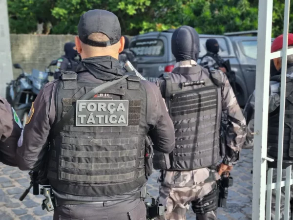 Duas pessoas são presas em operação de combate ao tráfico de drogas em Ponta Negra — Foto: Ministério Público/Divulgação