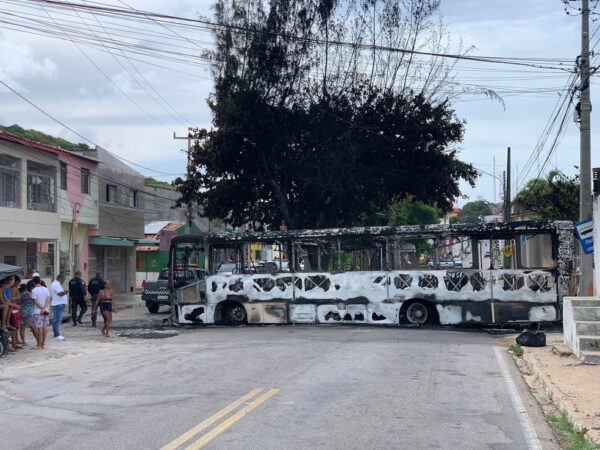 Ônibus queimado em Mãe Luiza, em Natal, durante ataques — Foto: Gustavo Brendo/Inter TV Cabugi