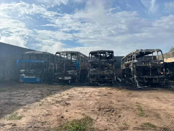 4 ônibus de turismo foram incendiados durante a madrugada desta quarta (15) em Natal — Foto: Vinicius Marinho/Inter TV Cabugi