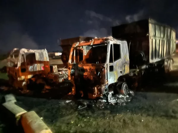 Caminhão queimado em ação criminosa, na madrugada, em Cidade Nova, Natal — Foto: Cedida