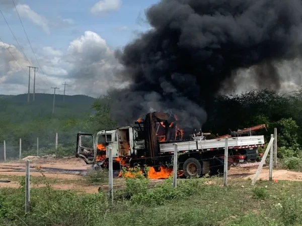 Caminhão de empresa prestadora de serviço da Cosern é incendiado em Currais Novos, RN — Foto: Anthony Medeiros