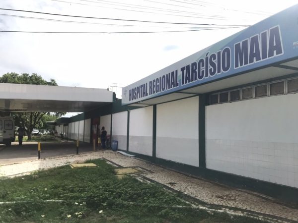 Suspeito foi socorrido ao Hospital Tarcísio Maia, mas não resistiu aos ferimentos — Foto: Flávio Soares/Inter TV Costa Branca