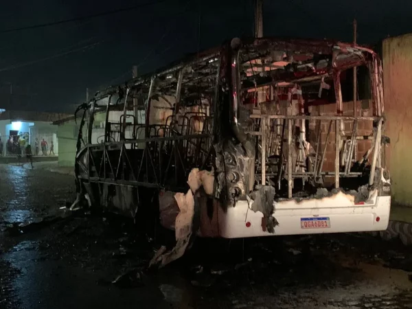 Ônibus incendiado em Parnamirim, na Grande Natal, durante a noite de terça-feira (21) — Foto: Gustavo Brendo/Inter TV Cabugi