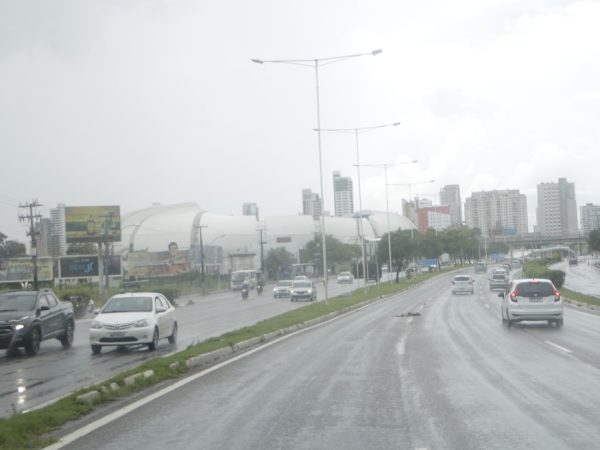 Chuva em Natal, capital do Rio Grande do Norte — Foto: Elisa Elsie