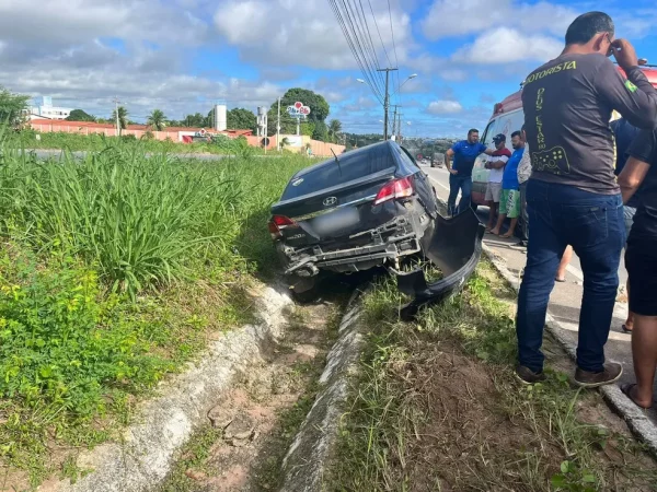 Carro cai em vala após ser atingido na BR-406, na Grande Natal — Foto: Vinícius Marinho/Inter TV Cabugi
