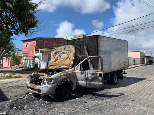 Caminhão do suspeito foi incendiado em Felipe Camarão — Foto: Gustavo Brendo/Inter TV Cabugi