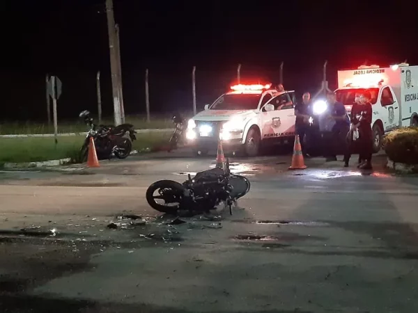 Moto caída após acidente na Rota do Sol, na Grande Natal — Foto: Sérgio Henrique Santos/Inter TV Cabugi