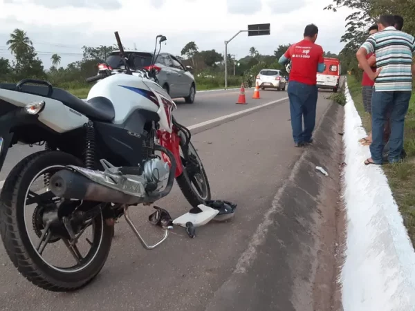 Duas motos colidem de frente após uma moto atravessar rodovia no RN. — Foto: Sérgio Henrique Santos / InterTV Cabugi