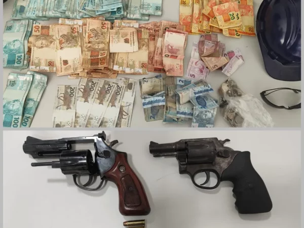 Suspeitos foram presos com arma de dinheiro na Rua Monte Rei, no bairro Planalto, em Natal. — Foto: Cedida