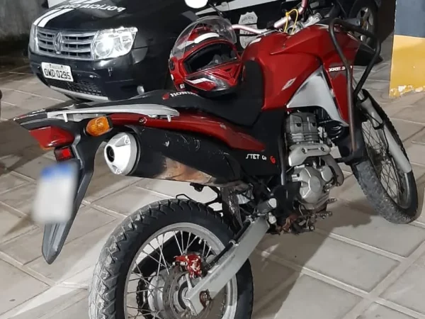 Motocicleta apreendida com suspeito de roubo de joias na Grande Natal. — Foto: PCRN/Divulgação