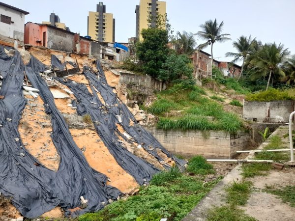 Casas interditadas após desabamento de encosta na Zona Sul de Natal — Foto: Vanessa Camilo / Inter TV Cabugi