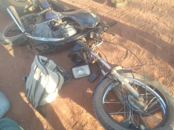 A vítima estava em uma motocicleta quando um dos carroções do trator se soltou e a esmagou. — Foto: Foto: Cedida