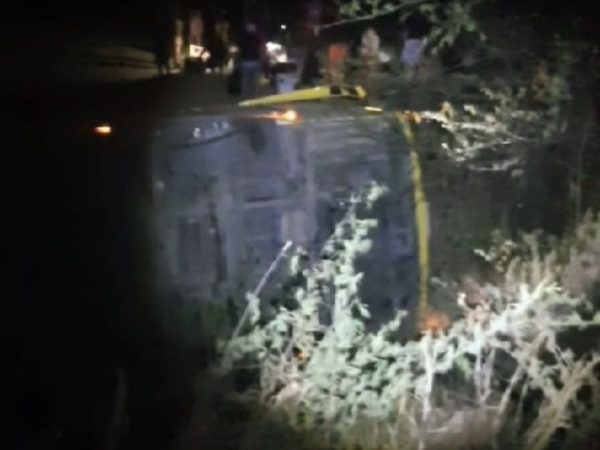 Onze pessoas ficam feridas após ônibus com atletas tombar na BR-304, em Angicos. — Foto: Foto: Reprodução