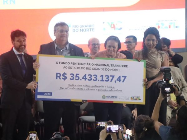 Dino anunciou ainda repasse de R$ 35 milhões para o estado — Foto: Pedro Henrique Santiago