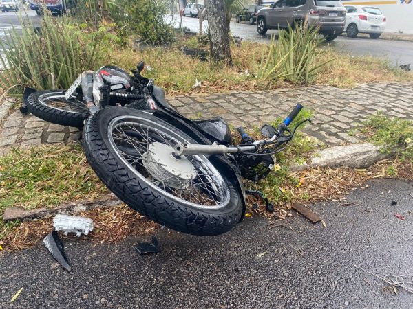 Motociclista morreu após bater em um ônibus no cruzamento da Av. Rui Barbosa com a Av. Antônio Basílio, na zona Sul de Natal. — Foto: Foto: Pedro Trindade/Inter TV Cabugi
