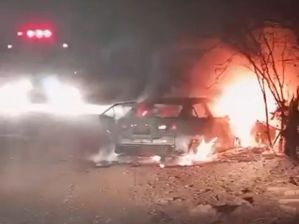 Carro foi incendiado pelos assaltantes no bairro Papôco. Bombeiros apagaram as chamas, mas o veículo ficou completamente destruído. — Foto: Foto: Reprodução