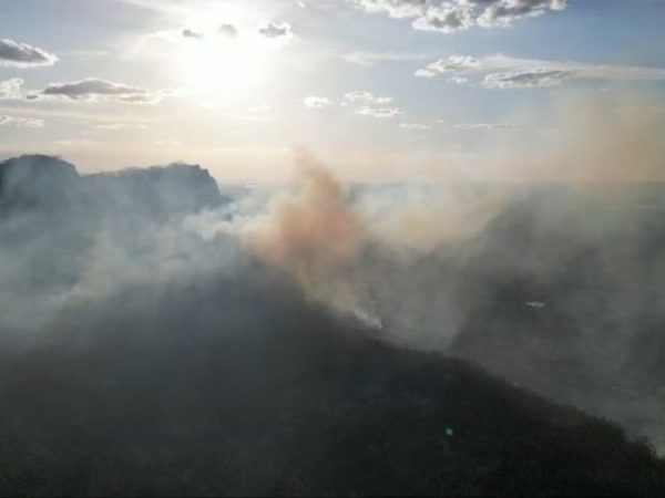 Incêndio florestal já dura 4 dias na Serra do Cuó, em Campo Grande — Foto: Foto: Reprodução/Erícson Alexandre