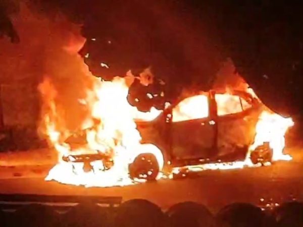Carro fica destruído após pegar fogo na BR-226 em Natal — Foto: Foto: Reprodução