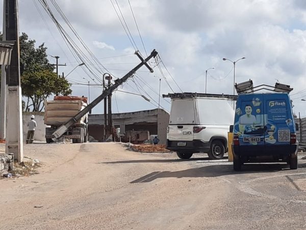 Poste fica pendurado após batida de caminhão e via é interditada próximo ao Viaduto da Urbana, em Natal — Foto: Sérgio Henrique Santos / Inter TV Cabugi