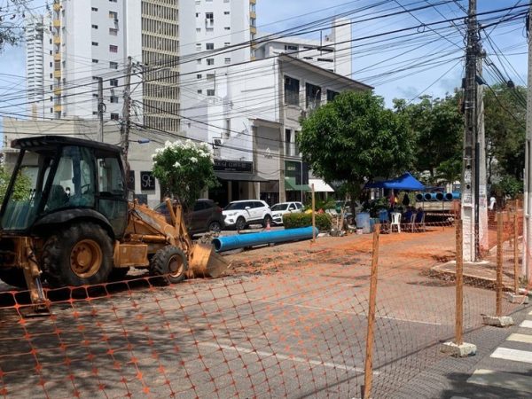 A Avenida Nilo Peçanha, em Petrópolis, está interditada para a passagem da tubulação da obra de drenagem do Largo do Atheneu. — Foto: Foto: Emerson Medeiros/Inter TV Cabugi