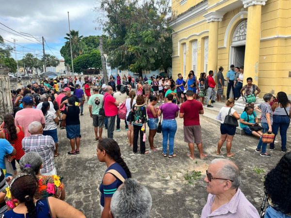 População enfrenta longas filas para receber fraldas e medicamentos no ProSUS em Natal — Foto: Foto: Vinicius Marinho/Inter TV Cabugi