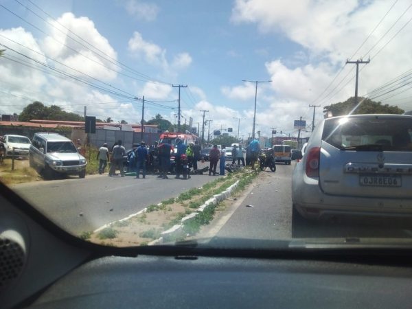 Acidente deixa trânsito parado na Avenida Doutor João Medeiros Filho, em Natal — Foto: Foto: Cedida