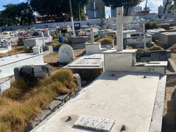 Crucifixos, argolas e pedras foram furtados de túmulos no cemitério público de Ponta Negra, em Natal — Foto: Foto: Francielly Medeiros/Inter TV Cabugi
