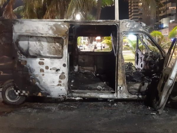 Viatura da PMRN fica destruída após pegar fogo na Zona Leste de Natal — Foto: Sérgio Henrique Santos / InterTV Cabugi