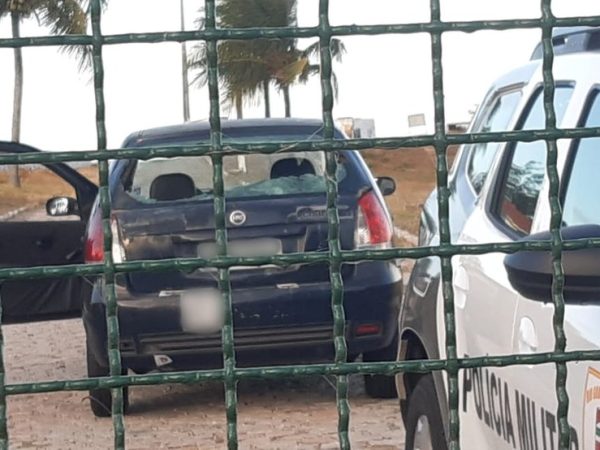 Carro atingido por tiro perto do Farol de Mãe Luiza, em Natal — Foto: Sérgio Henrique Santos/Inter TV Cabugi