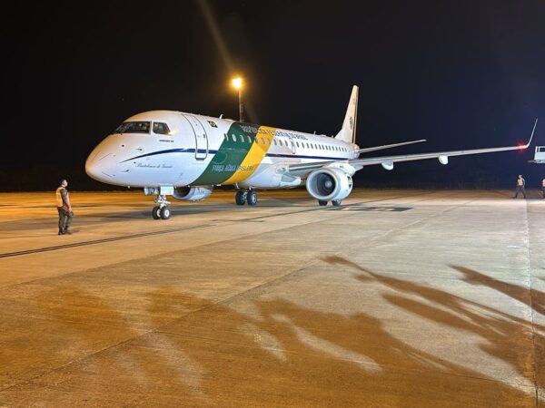 Avião da FAB com 32 brasileiros resgatados da Faixa de Gaza