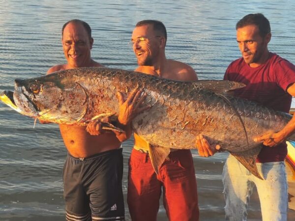 Pescadores exibem peixe capturado no fim de semana no Rio Potengi, em Natal — Foto: Cedida